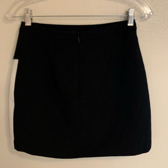 Cute B&W BCBG mini-skirt! - Picture 2 of 2